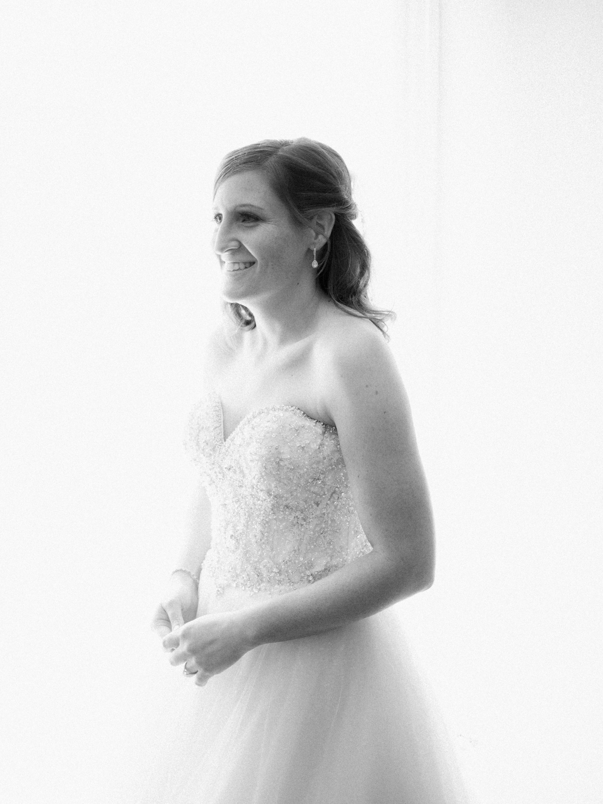 Classic bridal portrait in black and white